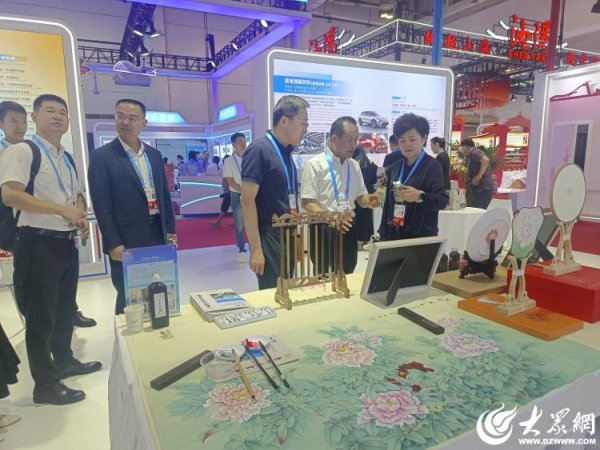 股票配资之家 巨野工笔牡丹画亮相第二十五届中国国际投资贸易洽谈会